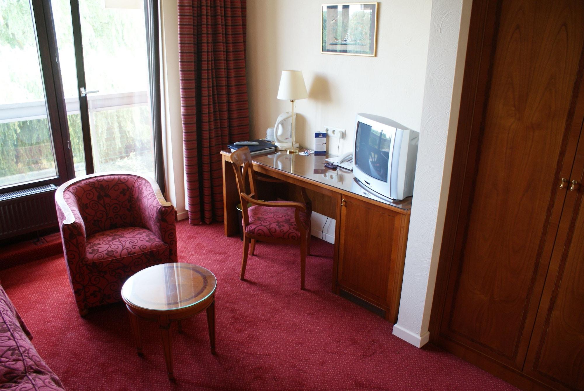 Hotel Les 3 Cles ฌอมบลูซ์ ภายนอก รูปภาพ