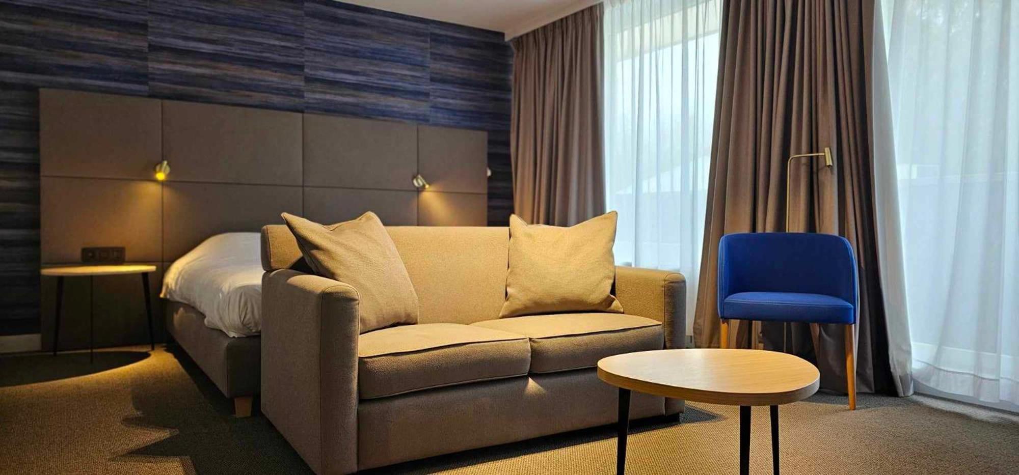 Hotel Les 3 Cles ฌอมบลูซ์ ภายนอก รูปภาพ