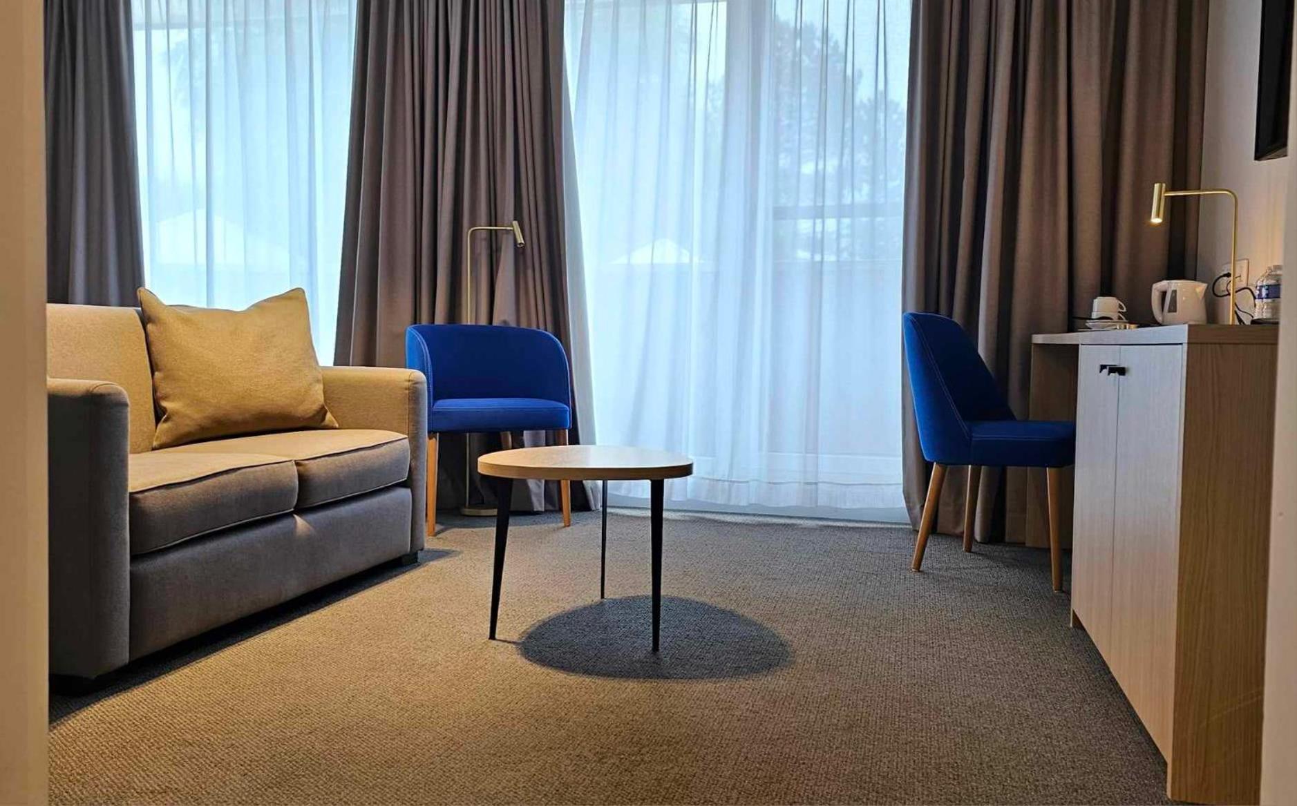 Hotel Les 3 Cles ฌอมบลูซ์ ภายนอก รูปภาพ
