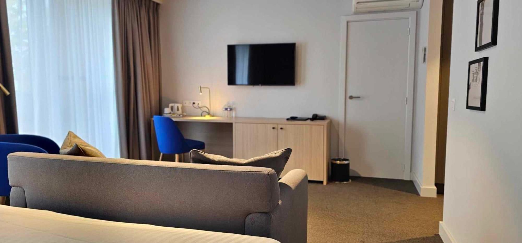 Hotel Les 3 Cles ฌอมบลูซ์ ภายนอก รูปภาพ