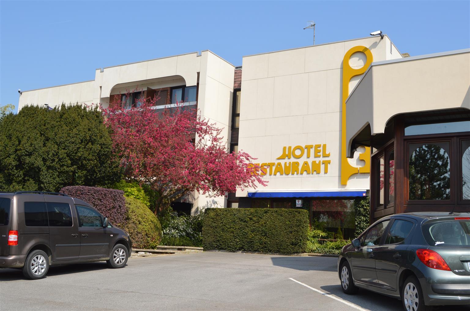 Hotel Les 3 Cles ฌอมบลูซ์ ภายนอก รูปภาพ