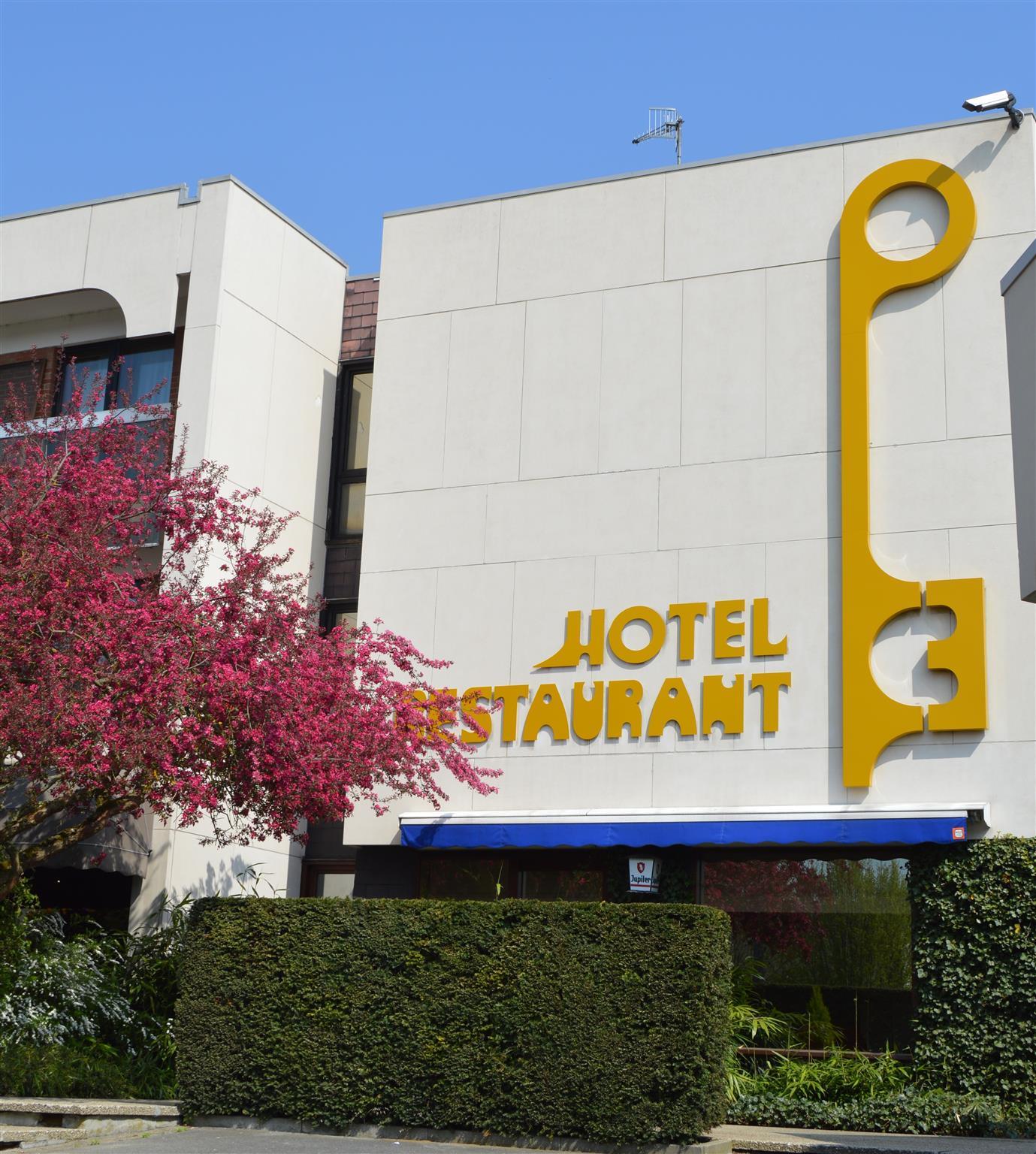 Hotel Les 3 Cles ฌอมบลูซ์ ภายนอก รูปภาพ