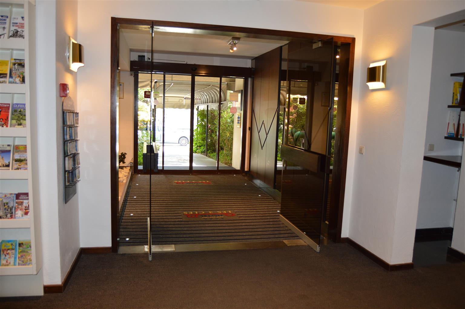 Hotel Les 3 Cles ฌอมบลูซ์ ภายนอก รูปภาพ