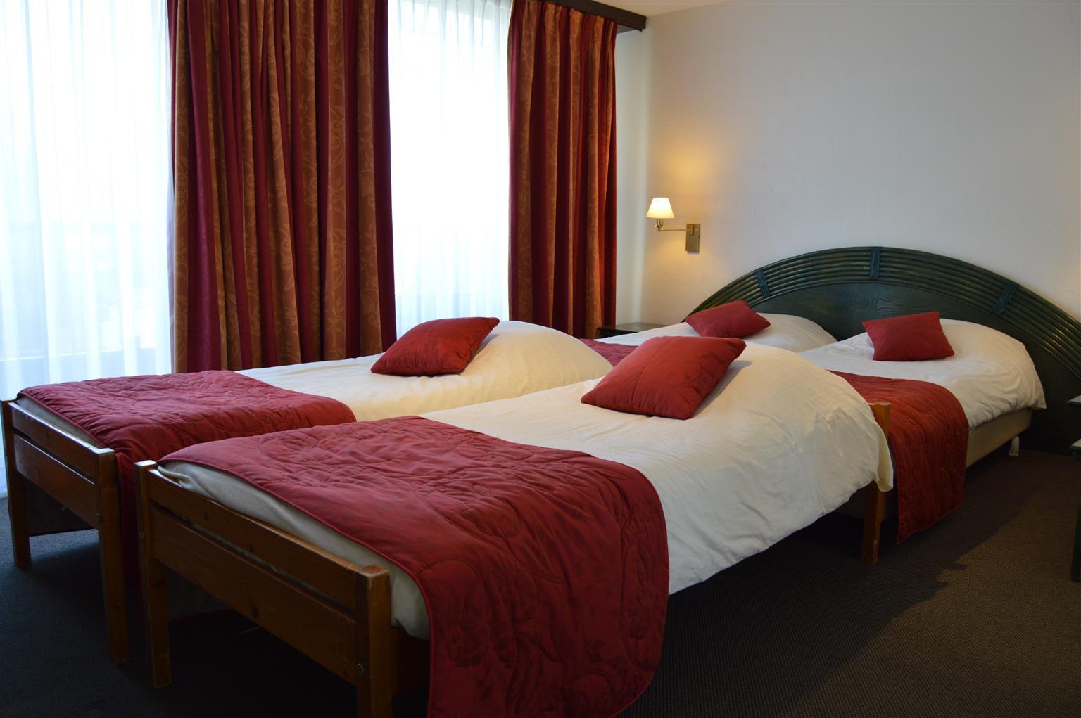 Hotel Les 3 Cles ฌอมบลูซ์ ภายนอก รูปภาพ