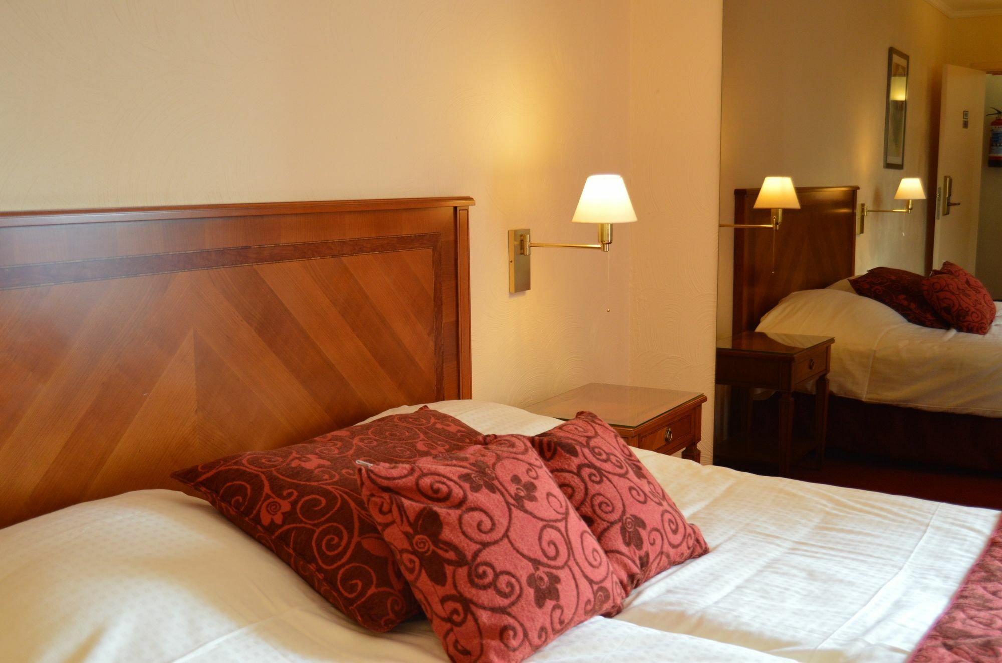 Hotel Les 3 Cles ฌอมบลูซ์ ภายนอก รูปภาพ