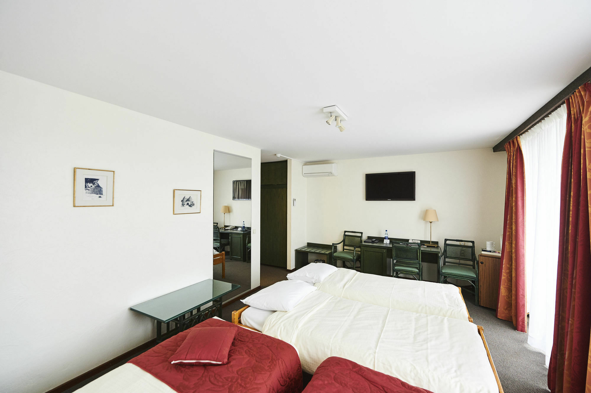 Hotel Les 3 Cles ฌอมบลูซ์ ภายนอก รูปภาพ
