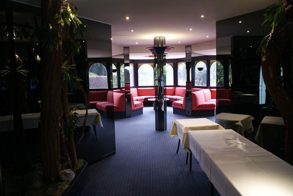 Hotel Les 3 Cles ฌอมบลูซ์ ภายนอก รูปภาพ